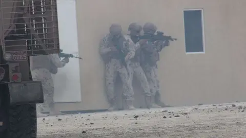Ejercicio militar 'Union Fortress' de las Fuerzas Armadas de Emiratos Árabes en la Corniche de Abu Dhabi. (EL CORREO) 