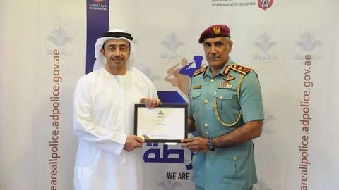 El jeque Abdullah bin Zayed recoge su acreditación como miembro de 'Todos somos Policía' de manos de Mohammed Khalfan Al Rumaithi.