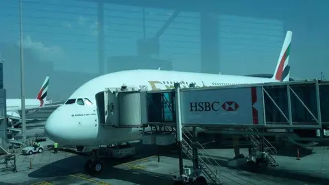 Un A380 de Emirates en el Aeropuerto de Dubai. (EL CORREO)