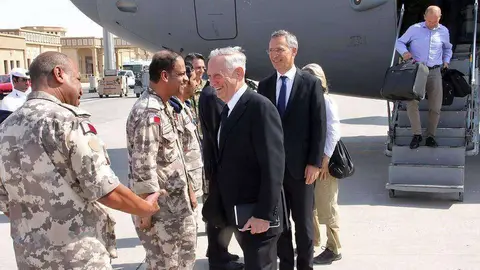 El Secretario de Defensa de los Estados Unidos Jim Mattis y el Secretario General de la OTAN, Jens Stoltenberg, llegan a la base militar de Al Udeid en Qatar el 28 de septiembre de 2017. Thomas Watkins / AFP