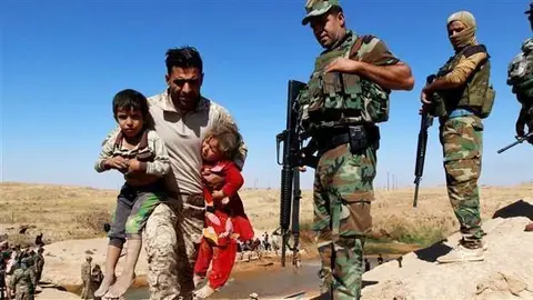 Civiles huyen en el norte de Irak.