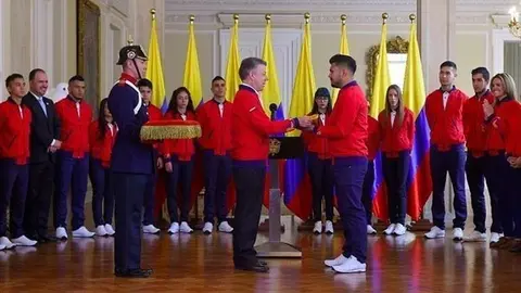 El presidente de Colombia junto a los concursantes que viajarán a Abu Dhabi. (Colprensa)
