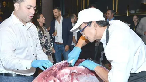 Youssef Meski, manager de ventas de Balfegò, a la izquierda de la imagen, junto al chef japonés encargado de realizar el ronqueo. (Manaf K. Abbas)