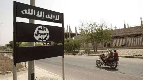 En la imagen de AP, un cartel de Al Qaeda en el sur de Yemen.