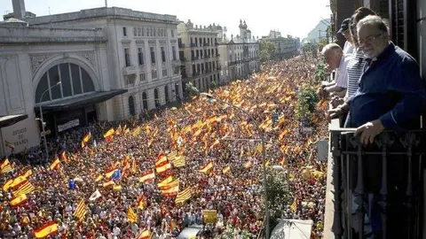 Multitudinaria manifestación desarrollada en Barcelona en defensa de la unidad de España. (Efe)