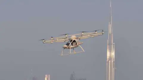 El primer taxi volador del mundo, durante el vuelo de prueba. (RTA)