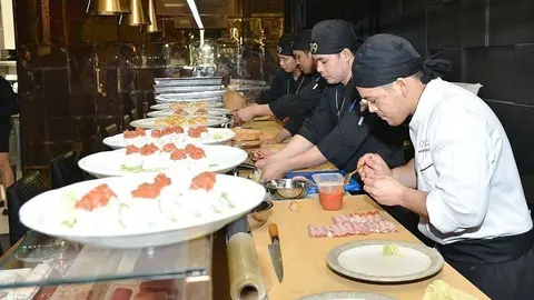 Profesionales de 99 Sushi Bar Abu Dhabi preparan los aplaudidos platos. (Manaf K. Abbas)