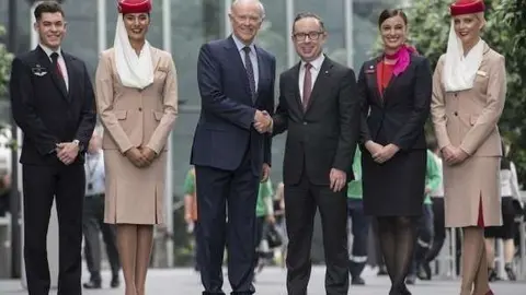 El presidente de Emirates, Tim Clark, y el CEO de Qantas, Alan Joyce, estrechan sus manos. (Emirates Group)