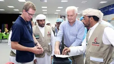 Anders Pedersen, coordinador humanitario de la ONU en Jordania, durante su visita al campamento de refugiados emiratí. 