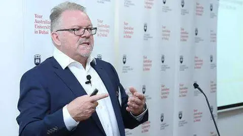 Paul Drum durante su conferencia en la Universidad de Wollongong de Dubai. (Wollongong University)