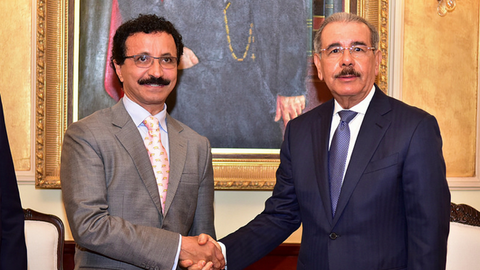 Sultan Ahmed bin Sulayem a la izquierda y el presidente de la República Dominicana.