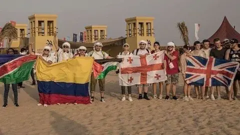 La delegación colombiana junto a otros participantes en el desierto de Abu Dhabi.
