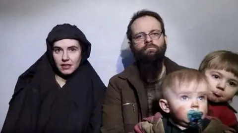 Caitlan Coleman junto a su esposo Joshua Boyle y dos de sus hijos. Foto: AFP