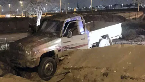 La camioneta conducida por el joven se atascó en una zanja.
