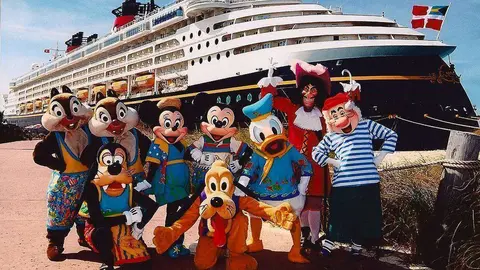 Un barco Disney con sus personajes.