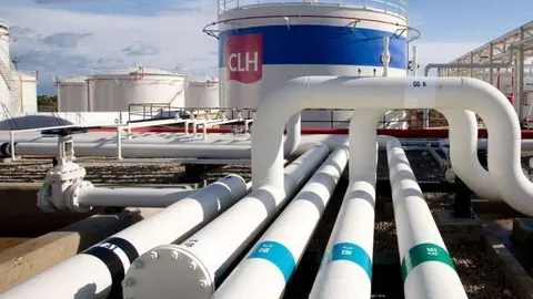 CLH es una compañía española dedicada al almacenamiento transporte y distribución de combustible. 