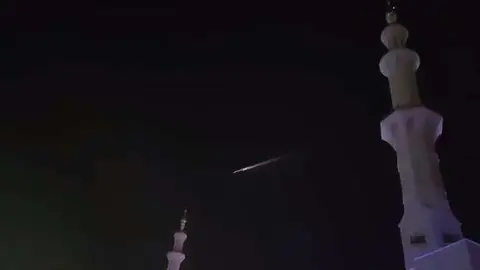 El meteorito surca el cielo de la Gran Mezquita Zayed de Abu Dhabi.