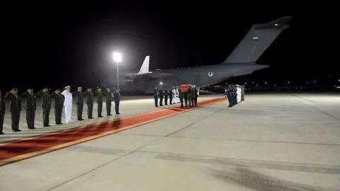 El cuerpo del militar fallecido llegó al aeropuerto de Al Bateen de Abu Dhabi.