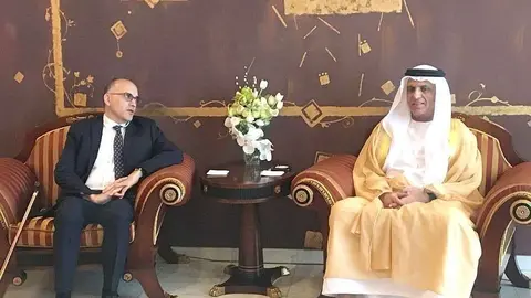 El gobernante de Ras Al Khaimah, el jeque Ahmed bin Saqr Al Qasimi, con el embajador de Costa Rica en Emiratos Árabes. (Cedida)