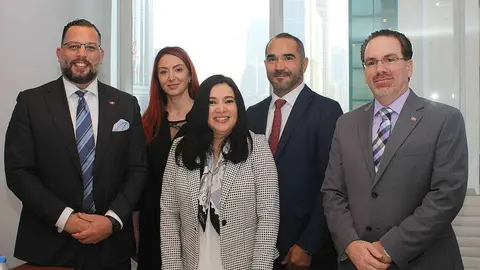 La viceministra de Turismo de República Dominicana -en el centro- posa en Dubai junto a representantes de la Embajada de su país en Emiratos Árabes y otros colaboradores. (EL CORREO)