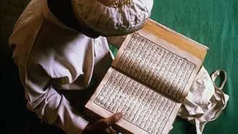 Un musulmán leyendo los textos sagrados. (Menj, Flickr)