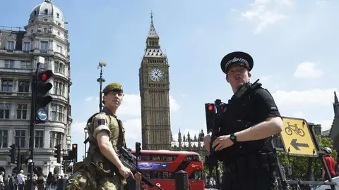 Un soldado y un policía británico vigilan cerca del Parlamento en Londres. (EFE)