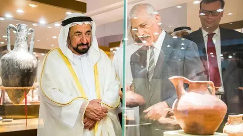  Sheikh Sultan bin Mohammed Al Qasimi recorre la exposición '40 años de cooperación arqueológica emiratí-francesa'.