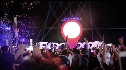 Numerosas personas celebraron en Jumeirah Beach el inicio de la cuenta atrás de tres años para la Expo 2020 de Dubai. (@Expo2020Dubai)