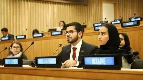 Los representantes juveniles de los EAU ante las Naciones Unidas, Sarah Al Suwaidi y Omar Almutawa, durante su intervención.