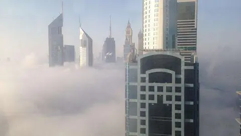 Niebla sobre Sheik Zayed Road en Dubai. (Twitter)