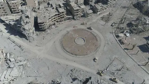 Impresionante imagen de dron muestra la plaza de ejecuciones del Daesh en Raqqa. (@CNNE)