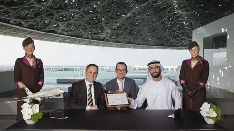 Un momento de la firma del acuerdo entre Etihad y el Louvre de Abu Dhabi.