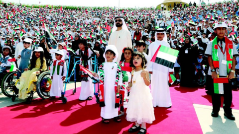 El gobernador de Dubai durante la celebración del Día Nacional de la Bandera.