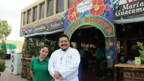 El chef Ernesto Cab Vera y la manager del restaurante. (E.C.)