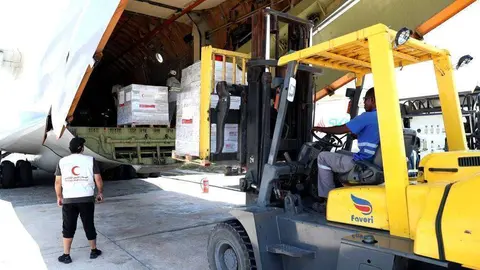 Un avión en plena carga de ayuda humanitaria emiratí para Somalia.