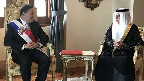 El presidente de Panamá, Juan Carlos Varela, y el embajador de Emiratos, Ibrahim Mohammed Al-Mansouri.