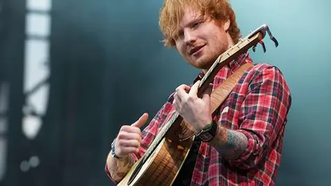 Ed Sheeran tocando la guitarra. (Billboard)