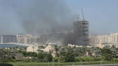 Imagen del humo sobre el área en construcción de La Palmera de Dubai. 