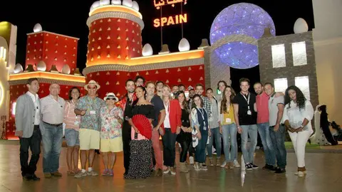 Foto de familia ante la portada de gran parte de quienes hacen posible esta temporada el Pabellón de España. (EL CORREO DEL GOLFO)