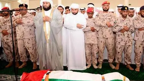 Oraciones fúnebres por el alma de Saeed Matar Al Kaabi.