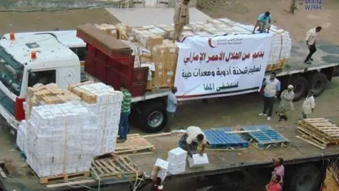 La Media Luna Roja de Emiratos Árabes lleva a cabo con frecuencia campañas de reparto de alimentos en Yemen.