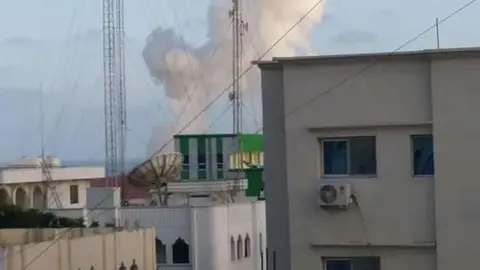 Dos coches bombas han explotado cerca del palacio presidencial. (Omar Kiyov, Twitter)