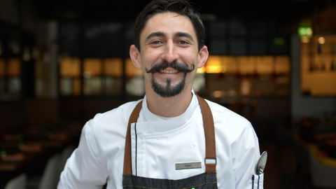 El chef Iván Vidal en el restaurante La tablita. (Cedida)