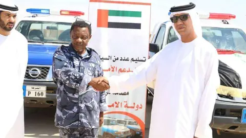 Entrega del lote de vehículos emiratíes a las fuerzas de seguridad de Hadramaut.