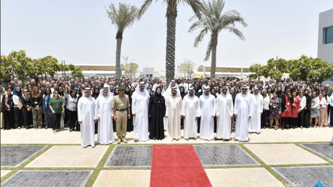 Foto de familia del equipo de la Expo 2020 de Dubai junto al jeque Mohamed Al Maktoum. (Dubai Media Office)