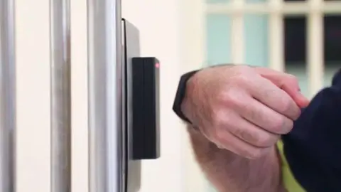 Los brazaletes inteligentes empezarán a implantarse en 2018 en la cárcel de Sharjah.