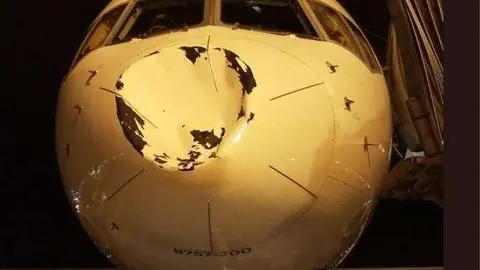 Una imagen de Twitter del estado en que quedó el avión de Delta.