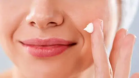 EAU aconseja visitar al médico antes de aplicar cremas en la piel.