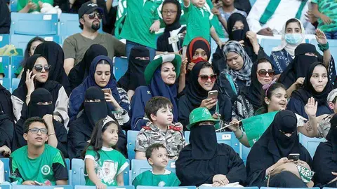 En la imagen de Reuters, las mujeres saudíes por primera vez en un estadio de fútbol.