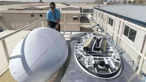 Un técnico de Yahsat inspecciona una de las pruebas realizadas en Abu Dhabi. (The National)